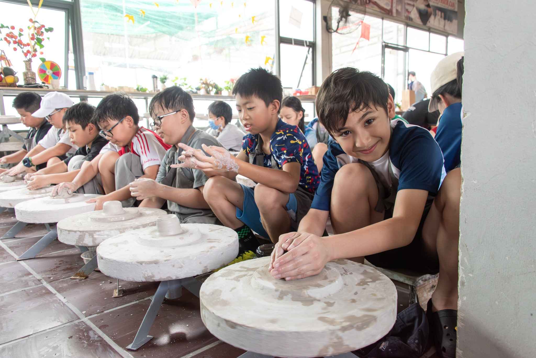 Khóa học hè 2024 | Các em học sinh thử tài xạ thủ tại sân chơi Archery Tag Việt Nam - Carousel For News Detail