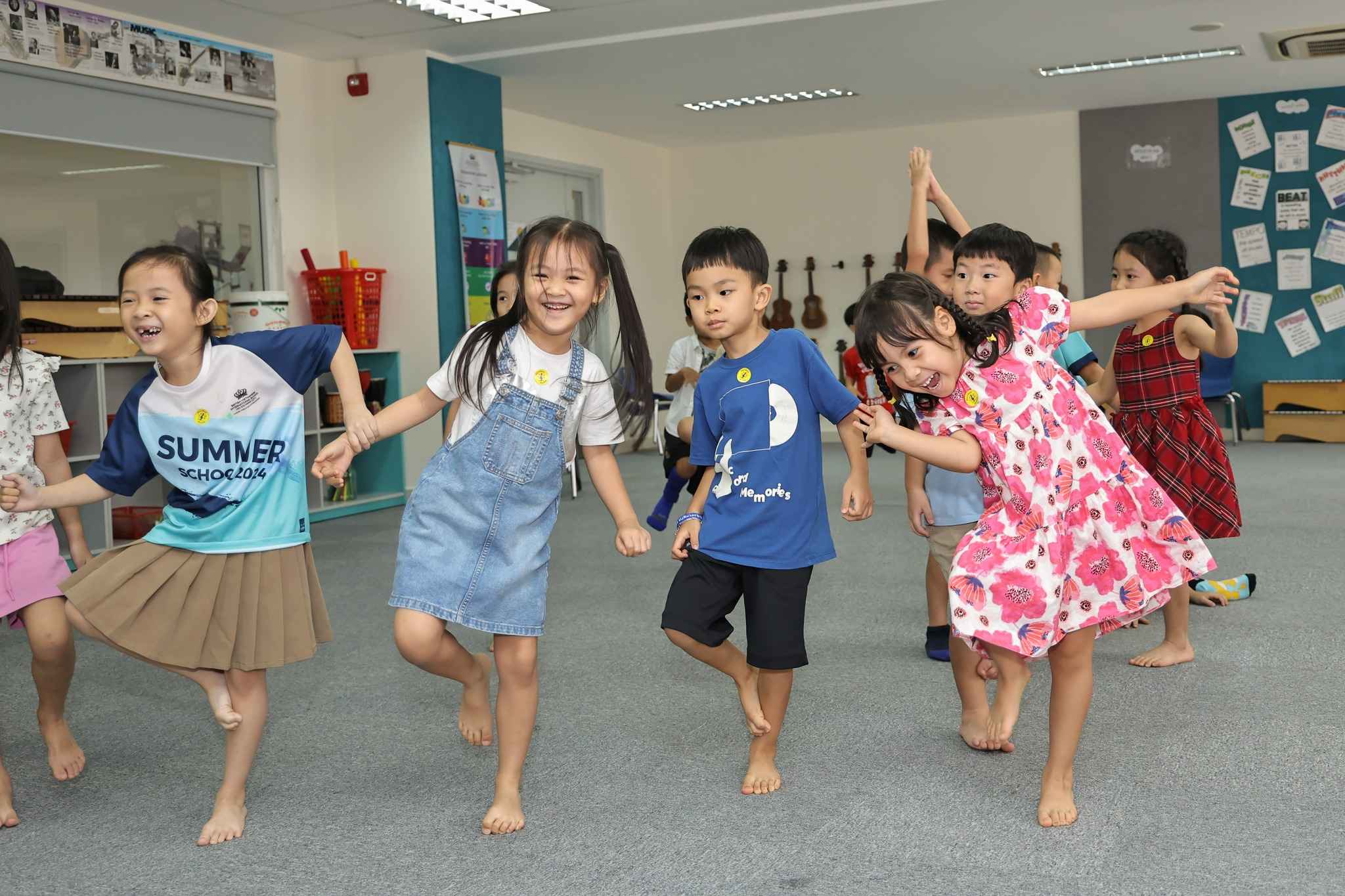 Khóa học hè 2024 | Cùng thầy Rhys tạo nên những giai điệu hè vui tươi - Carousel For News Detail