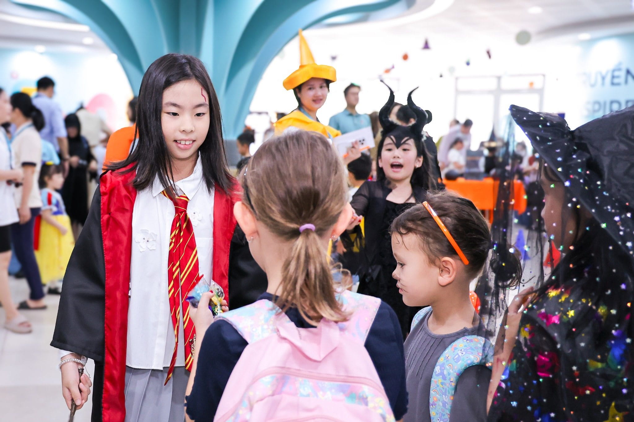 Đêm hội xem phim gia đình Halloween huyền bí - Mysterious Halloween Family Movie Night