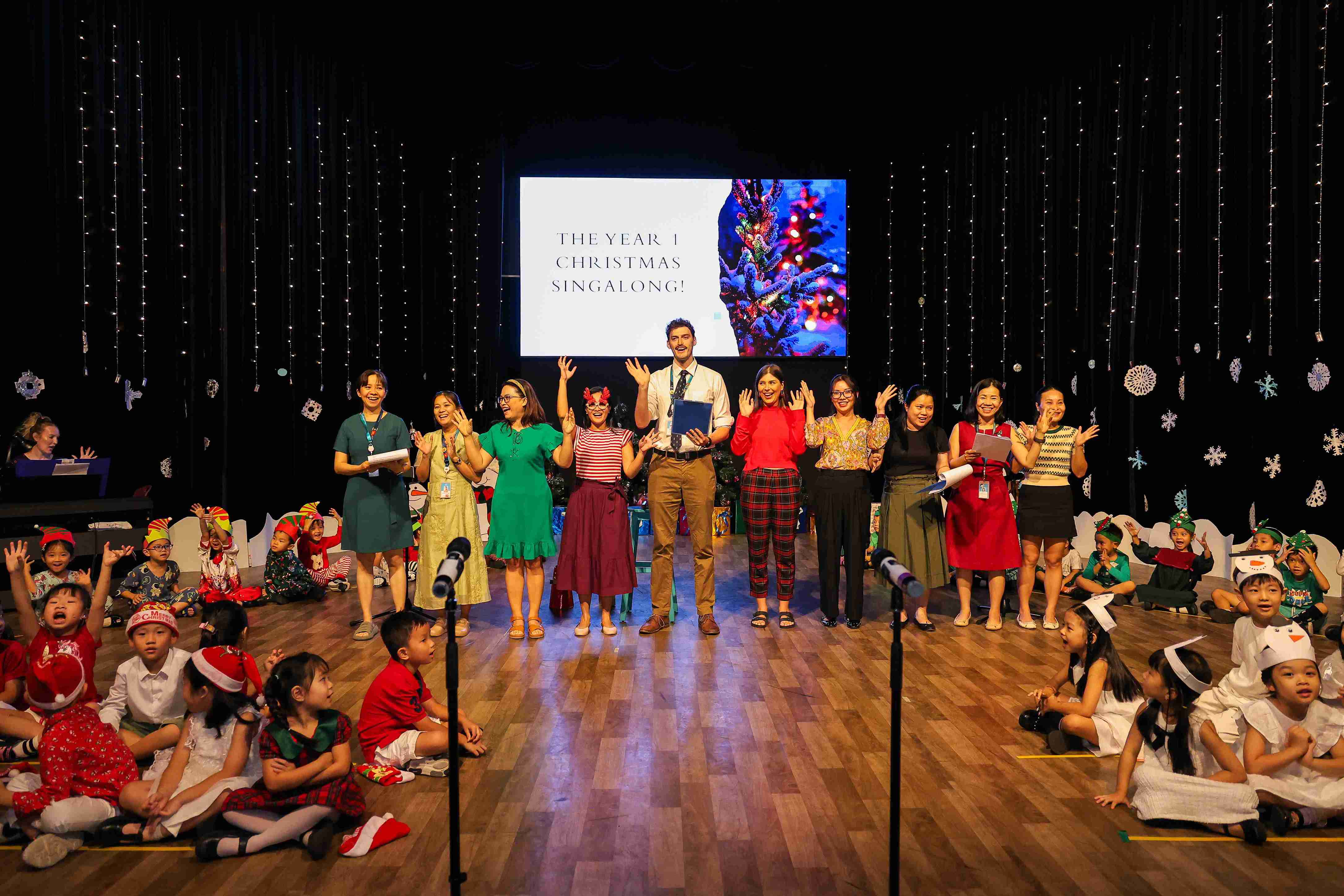 Khởi Động Mùa Lễ Hội Cuối Năm với Giai Điệu Giáng Sinh Rộn Ràng của Khối 1 - Carousel For News Detail