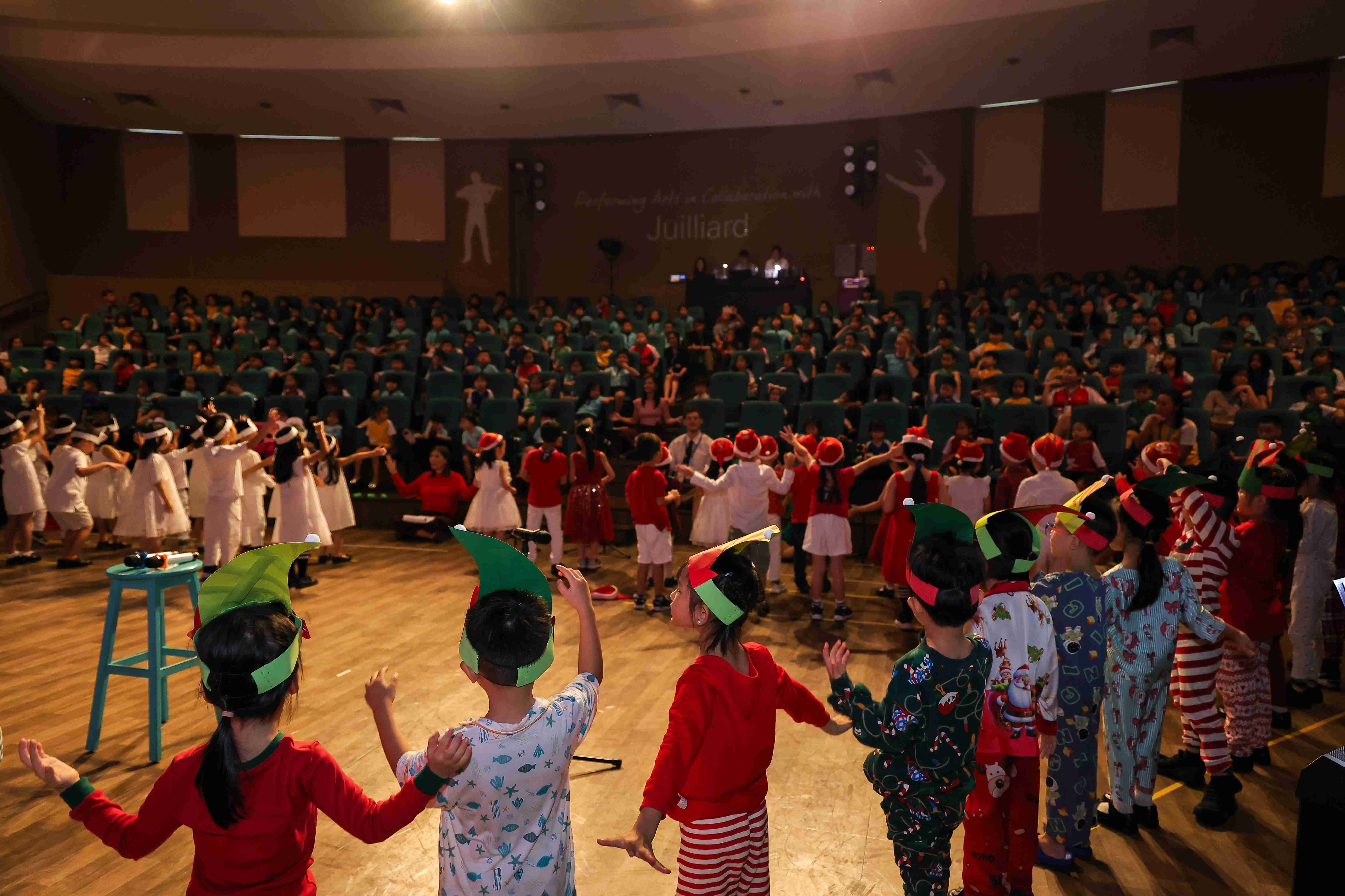 Khởi Động Mùa Lễ Hội Cuối Năm với Giai Điệu Giáng Sinh Rộn Ràng của Khối 1 - Carousel For News Detail