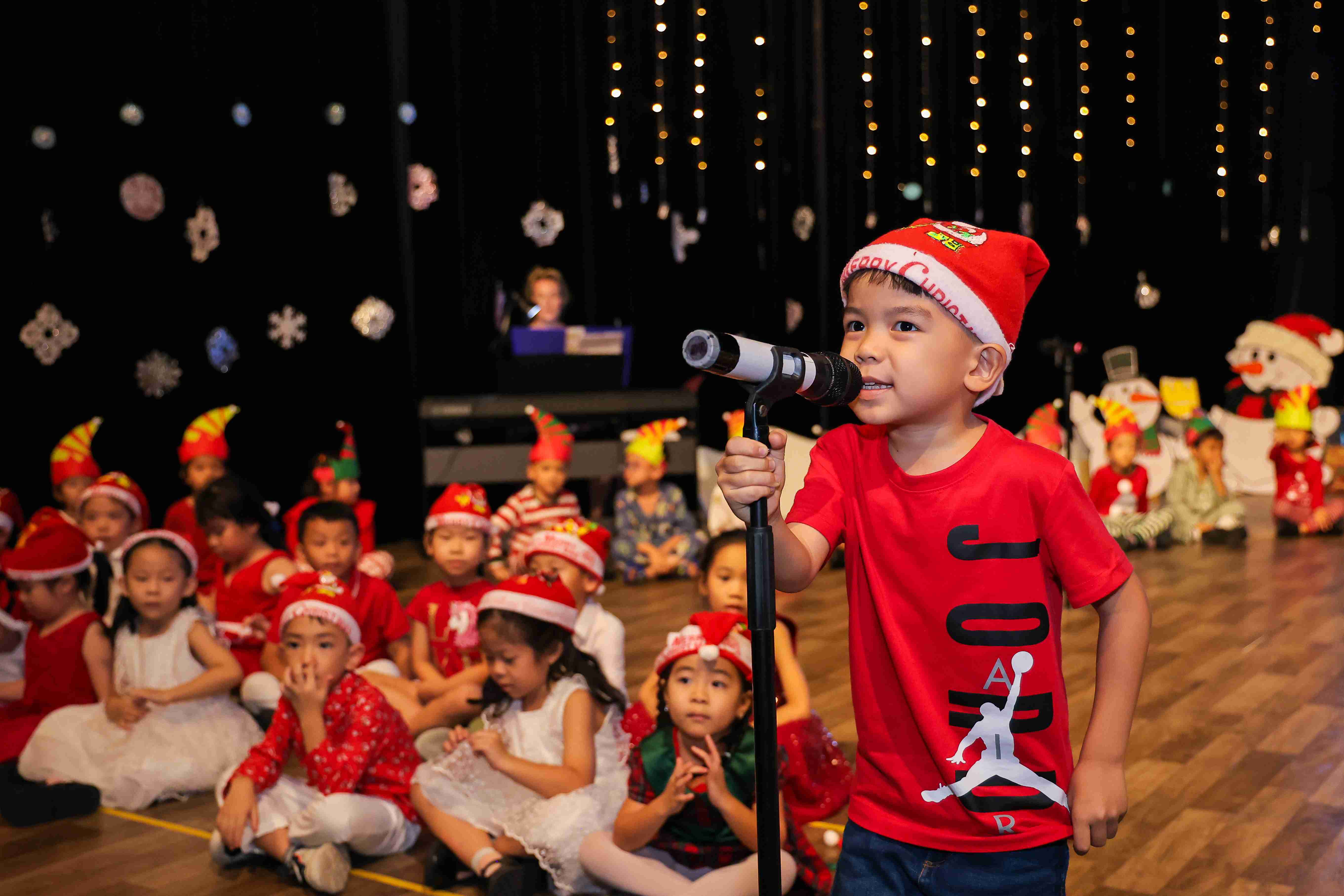 Khởi Động Mùa Lễ Hội Cuối Năm với Giai Điệu Giáng Sinh Rộn Ràng của Khối 1 - Carousel For News Detail