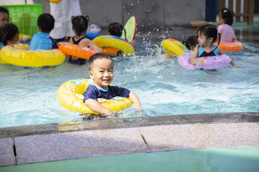 Montessori hay Chương trình Mầm non Quốc gia Anh (EYFS)? So sánh chương trình giáo dục Mầm non phù hợp cho trẻ - Montessori vs EYFS Choosing the right early years curriculum for your child