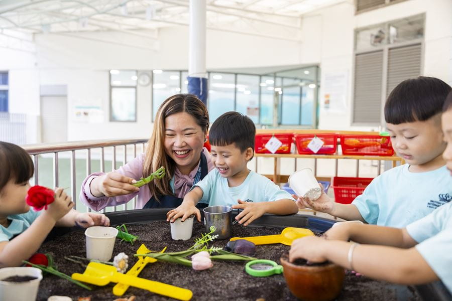 Montessori hay Chương trình Mầm non Quốc gia Anh (EYFS)? So sánh chương trình giáo dục Mầm non phù hợp cho trẻ - Montessori vs EYFS Choosing the right early years curriculum for your child