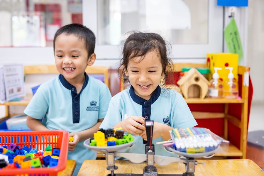 Montessori hay Chương trình Mầm non Quốc gia Anh (EYFS)? So sánh chương trình giáo dục Mầm non phù hợp cho trẻ - Montessori vs EYFS Choosing the right early years curriculum for your child