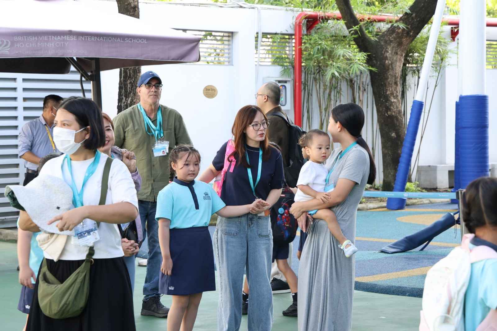 BVIS HCMC parents and students arriving at school