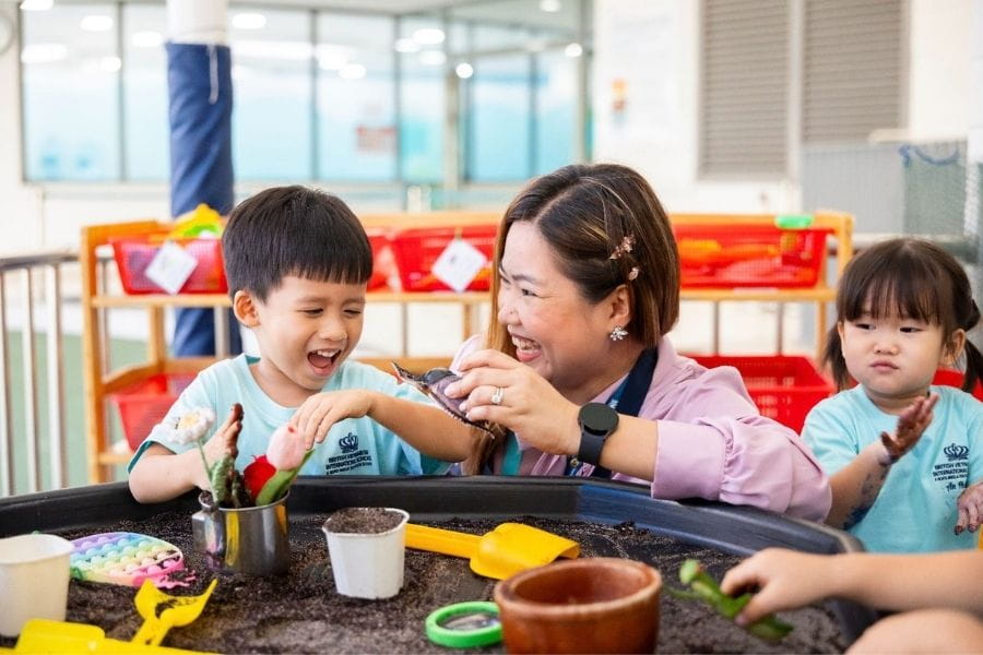 Trẻ tham gia hoạt động trải nghiệm cùng giáo viên tại BVIS TP.HCM