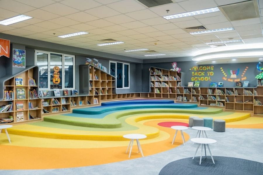 Thư viện Trường Quốc tế Úc (AIS) với kệ sách và khu vực đọc sách dành cho học sinh