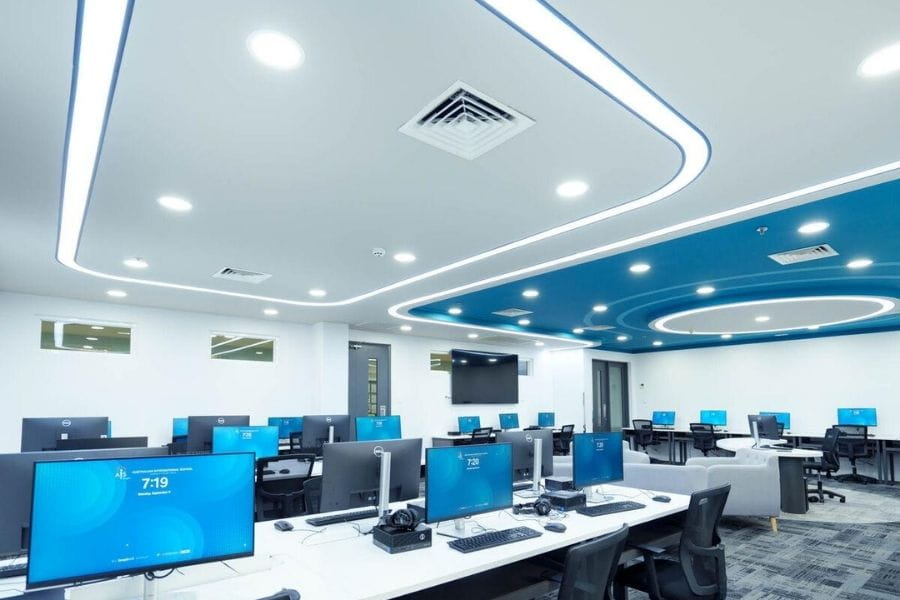 Phòng máy tính hiện đại tại Trường Quốc tế Úc AIS