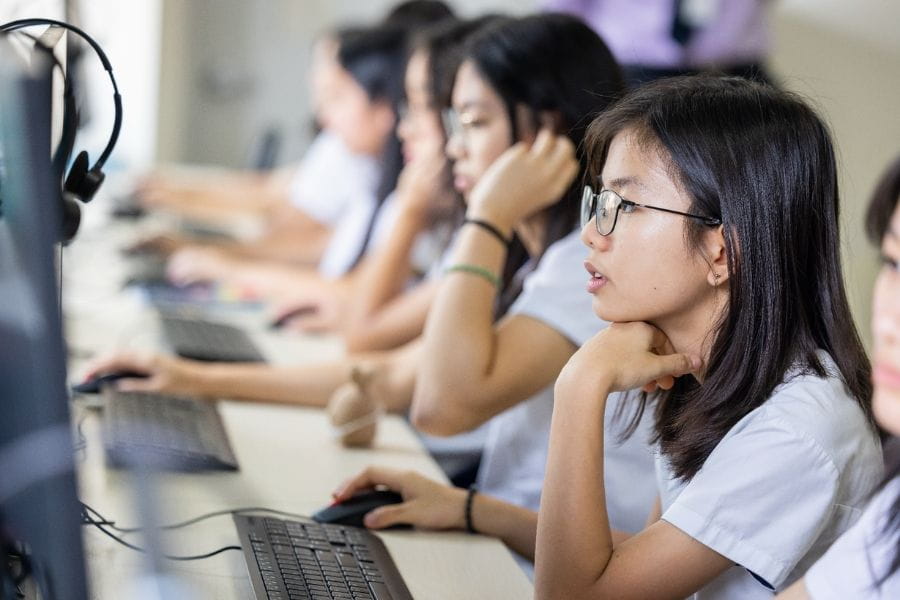 Mạng xã hội khiến trẻ dễ so sánh bản thân với bạn bè