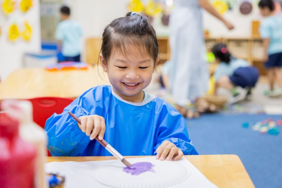 Trẻ tự mình thực hiện bài tập vẽ tranh