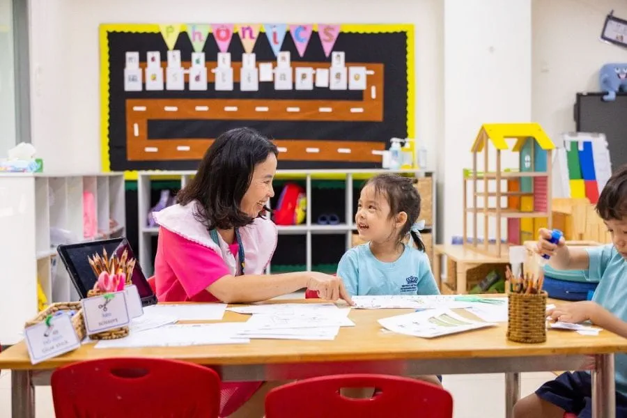 Trẻ được khuyến khích đặt câu hỏi và trao đổi cùng giáo viên