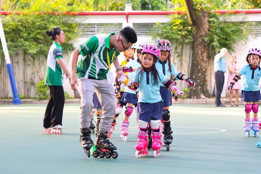 Trẻ thử sức với hoạt động trượt patin