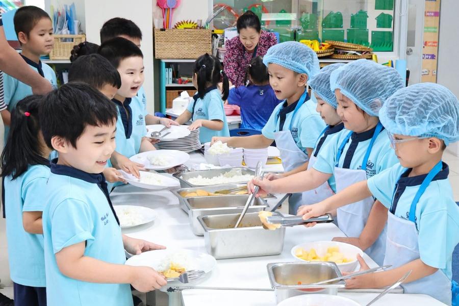 Trẻ tự giác lựa chọn thức ăn và thực hiện các hoạt động trong giờ ăn
