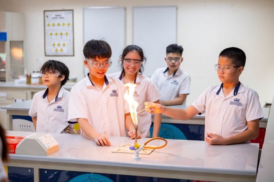 Học sinh BVIS thực hành thí nghiệm khoa học