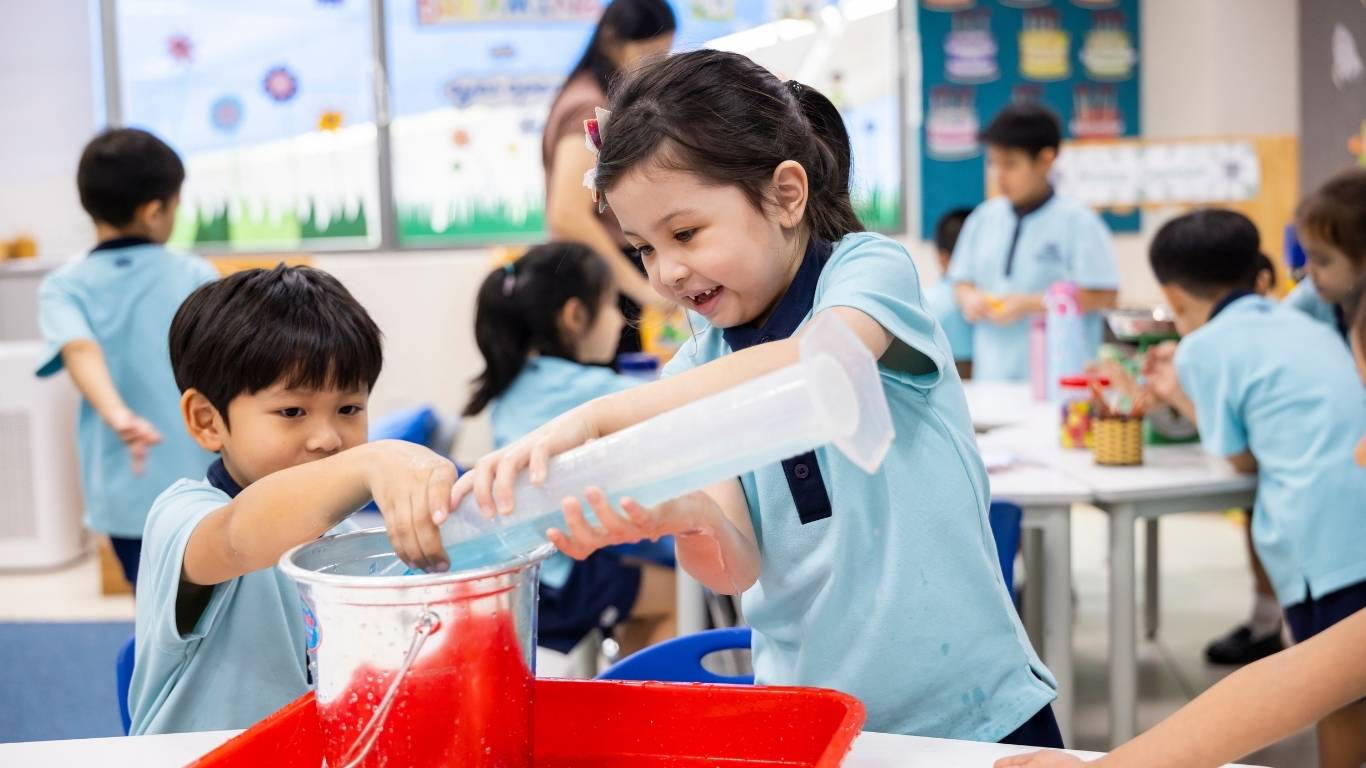 Một môi trường đa văn hóa giúp trẻ tự tin giao tiếp bằng cả tiếng Việt và tiếng Anh