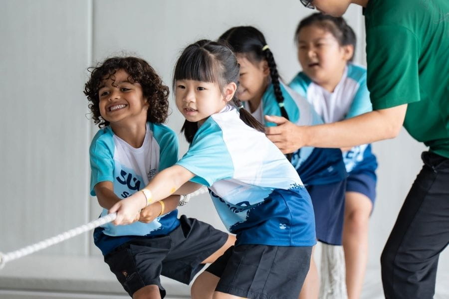 Học sinh phát triển kỹ năng giao tiếp và làm việc nhóm thông qua trò chơi đồng đội