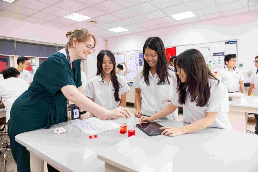 Giáo viên đồng hành cùng học sinh trong hoạt động thí nghiệm khoa học