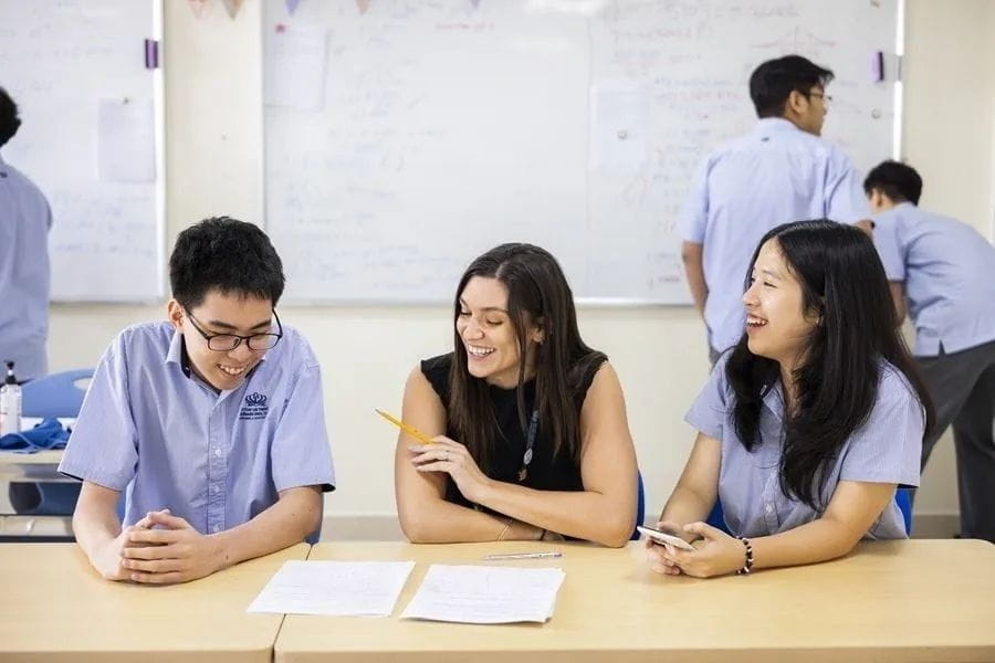 Giáo viên BVIS TP.HCM hướng dẫn học sinh chủ động khám phá kiến thức