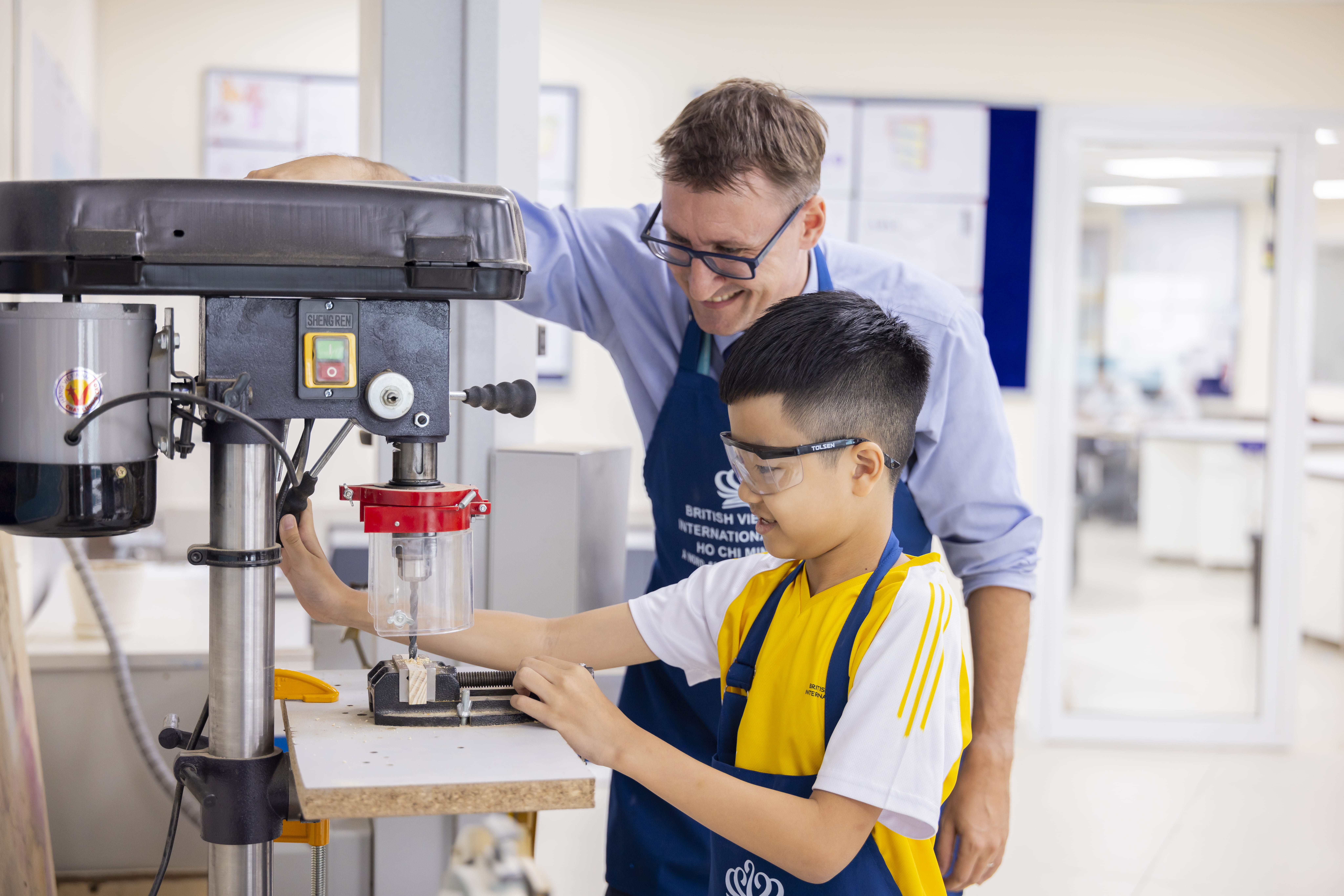 Outstanding Experiences | BVIS HCMC - 04 - Feature Cards Pattern - Creativity and Culture