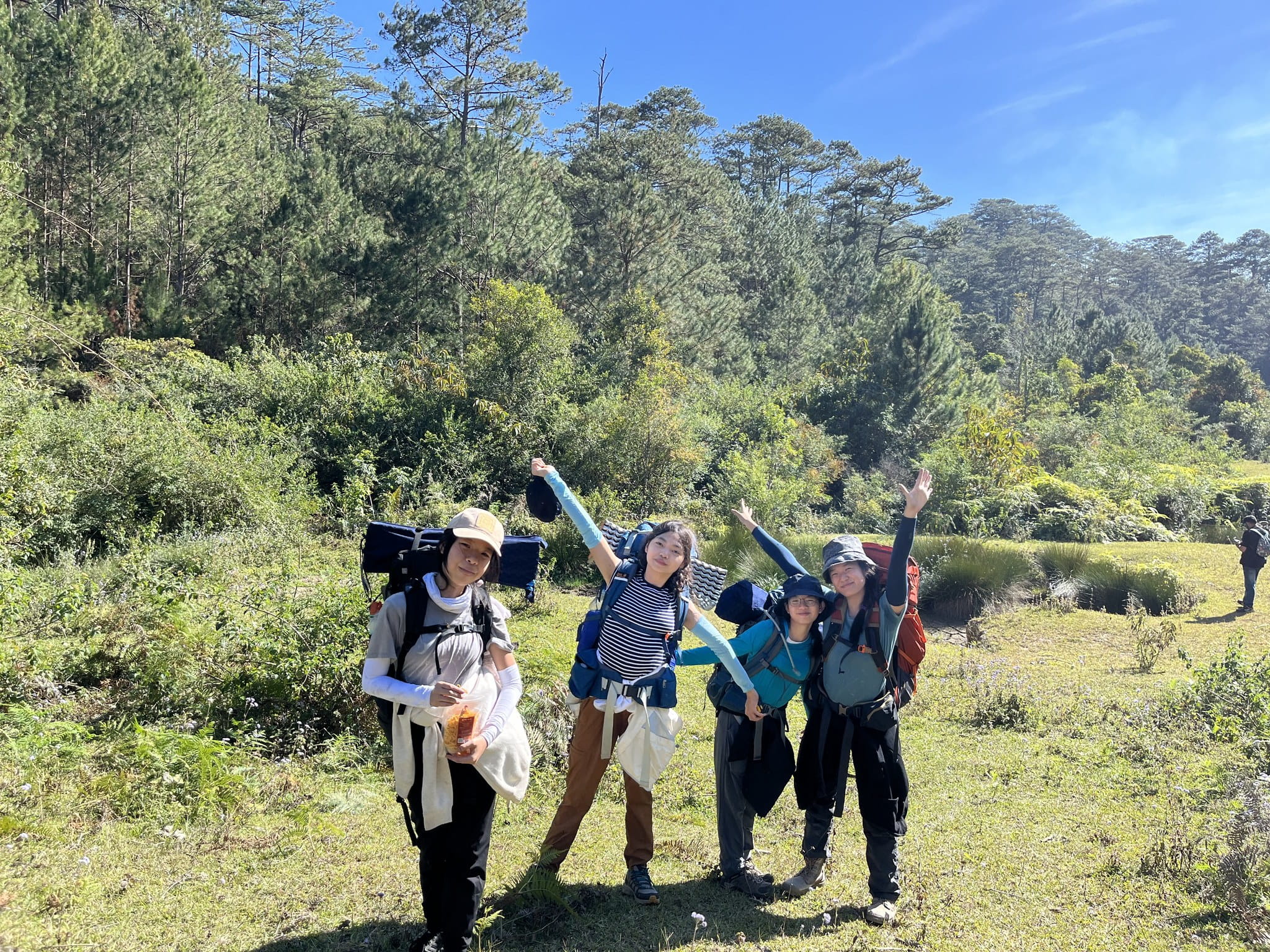 Outstanding Experiences | BVIS HCMC - 07 - Feature Cards Pattern - Expeditions