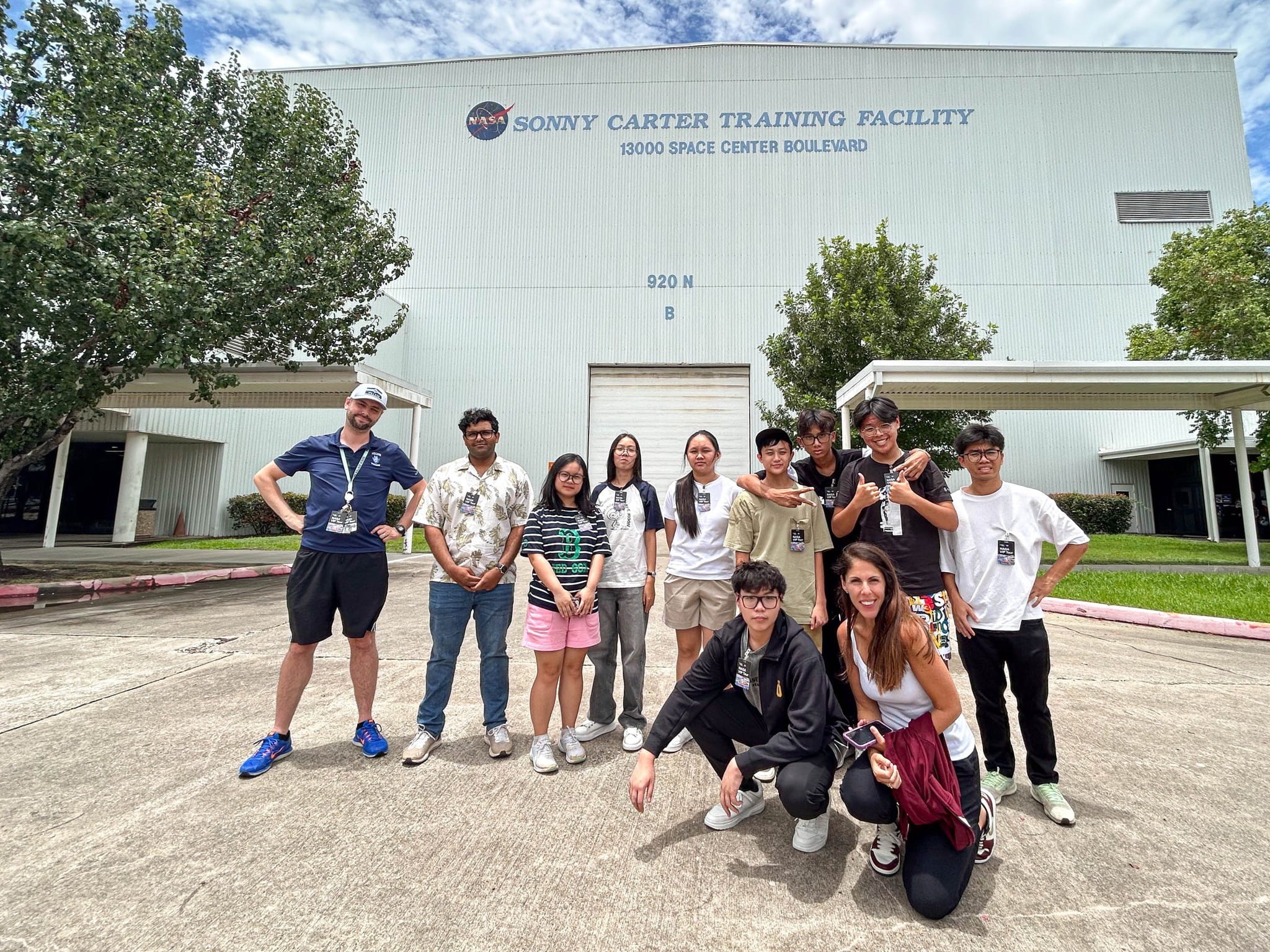 Outstanding Experiences | BVIS HCMC - 07 - Feature Cards Pattern - Expeditions