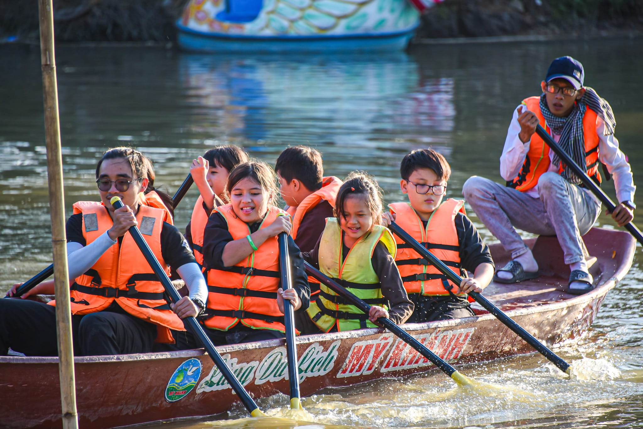 Outstanding Experiences | BVIS HCMC - 07 - Feature Cards Pattern - Expeditions