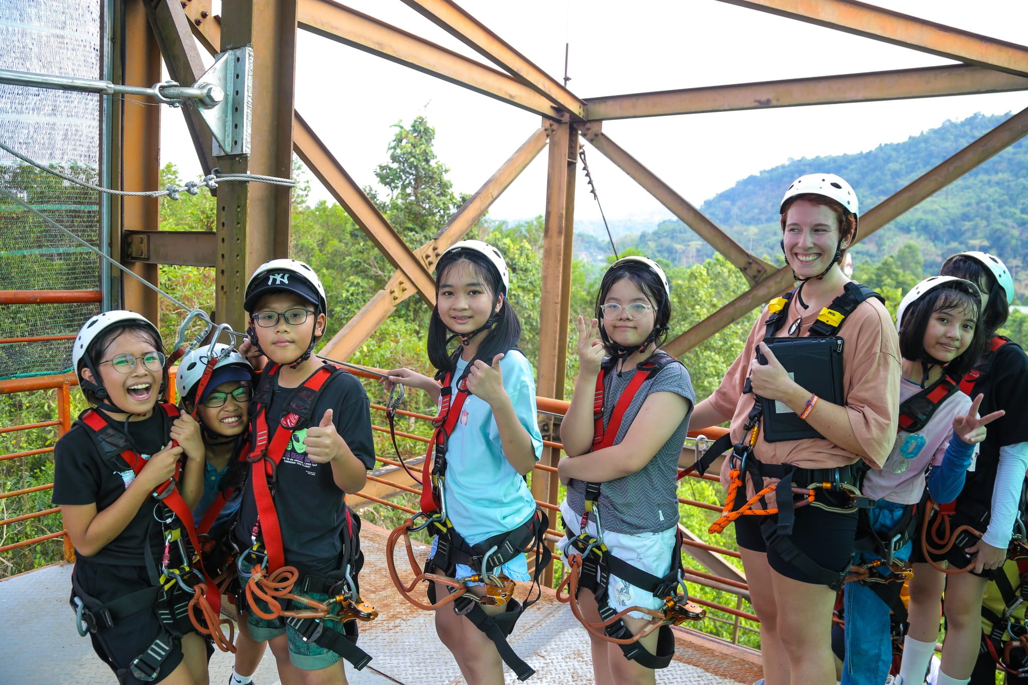 Outstanding Experiences | BVIS HCMC - 07 - Feature Cards Pattern - Expeditions