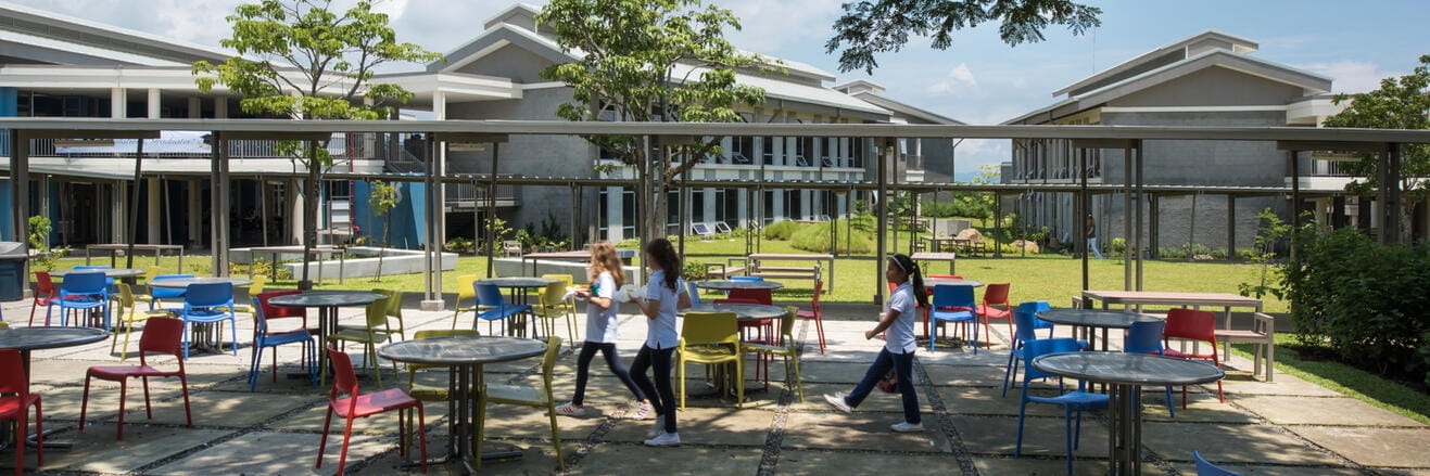 Información de contacto | Country Day School | Nord Anglia-Content Page Header-CDS_Costa Rica_Dec_2022_Facilities_1_CDS_Ourschool_Terheader_1317x439_1