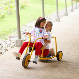 Country Day School (CDS) - Costa Rica | Nord Anglia Education - Feature Cards Pattern