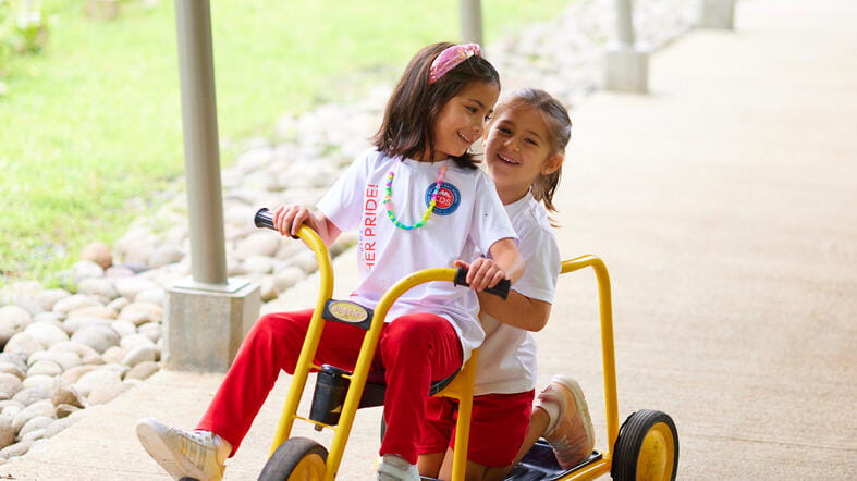 Country Day School (CDS) - Costa Rica | Nord Anglia Education - Feature Cards Pattern