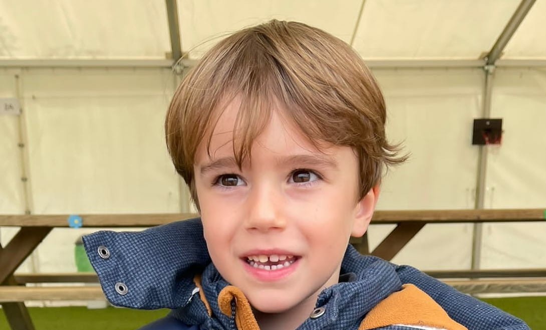 Les élèves de primaire en quête d’œufs en chocolat - primary-school-students-easter-egg-hunt