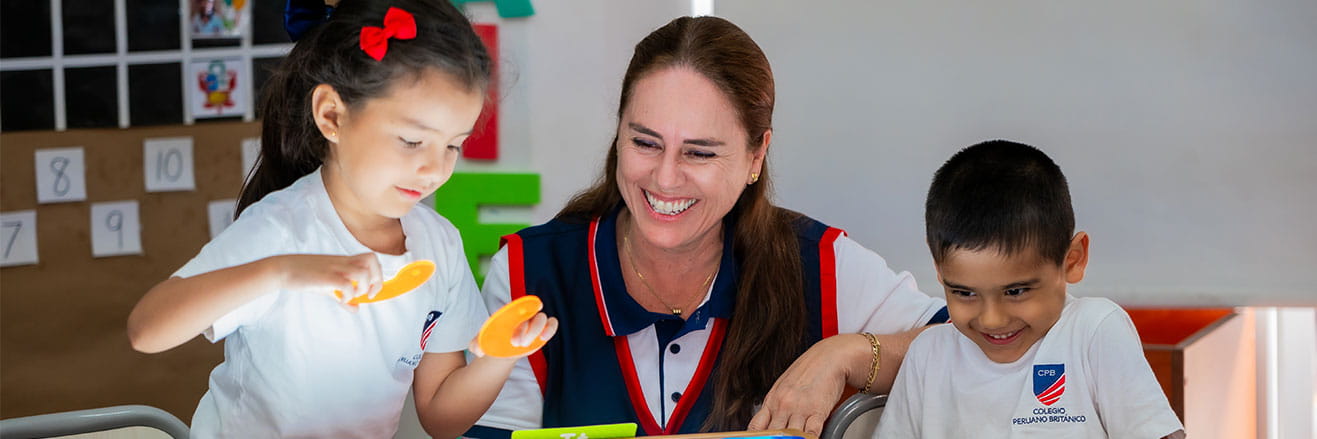 Early_years_learning_children_and_teacher