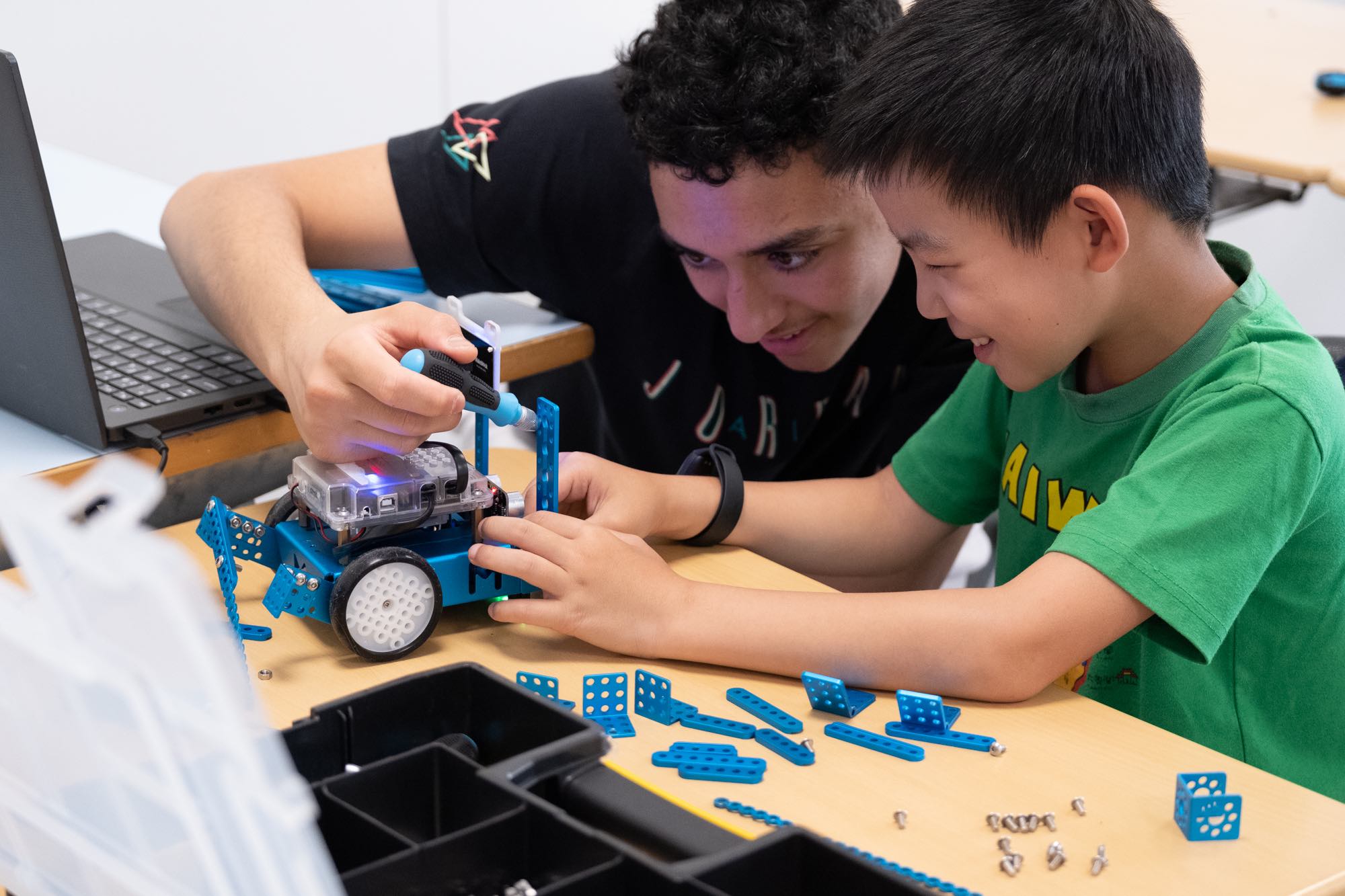 Camps d'été à Genève | Collège du Léman - Feature Cards - CDL