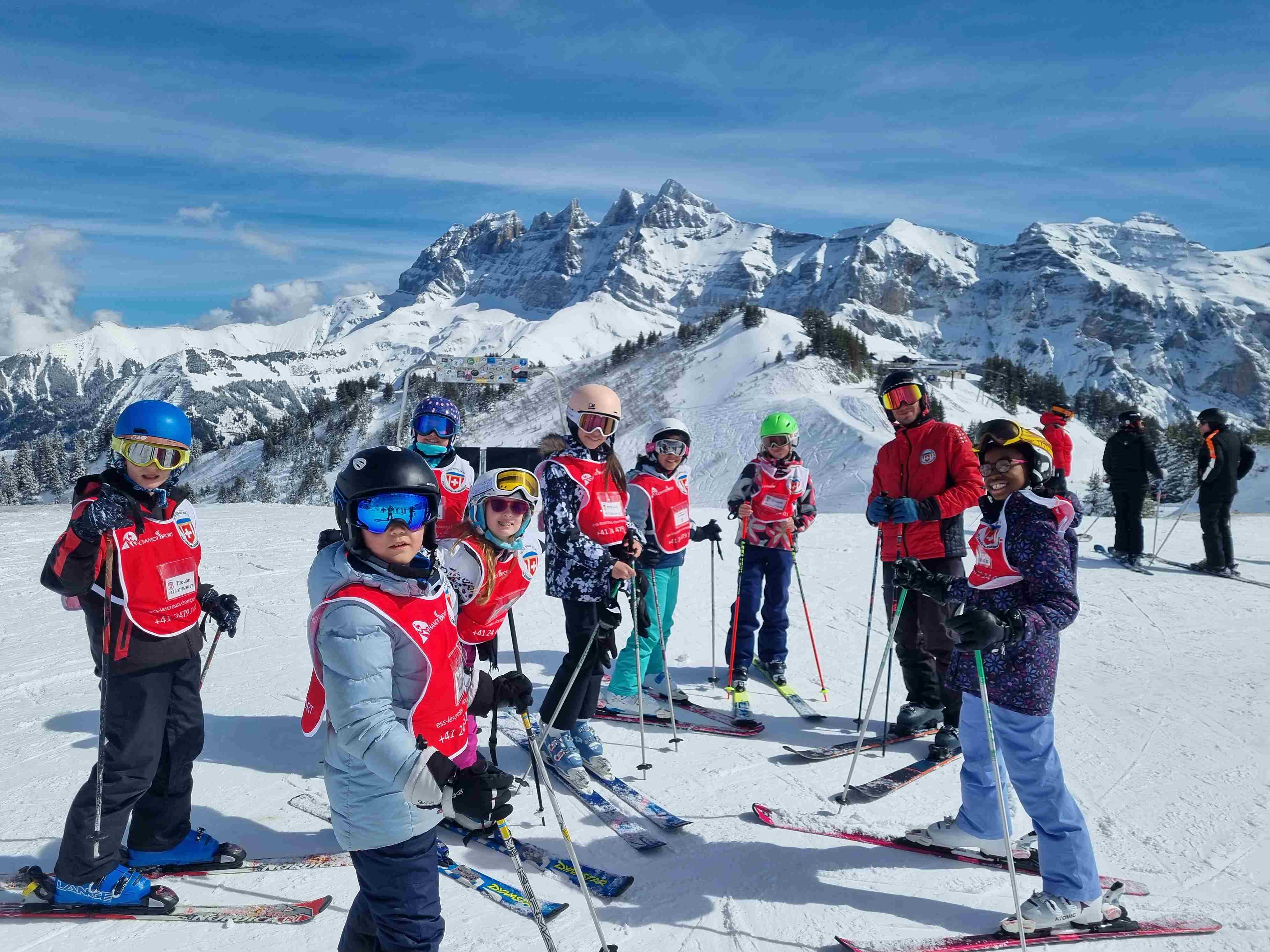 Collège du Léman | Unique Student Experiences & Programs - Feature Cards Pattern - CDL line