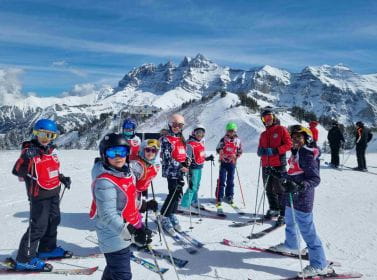 Collège du Léman | Unique Student Experiences & Programs - Feature Cards Pattern - CDL line