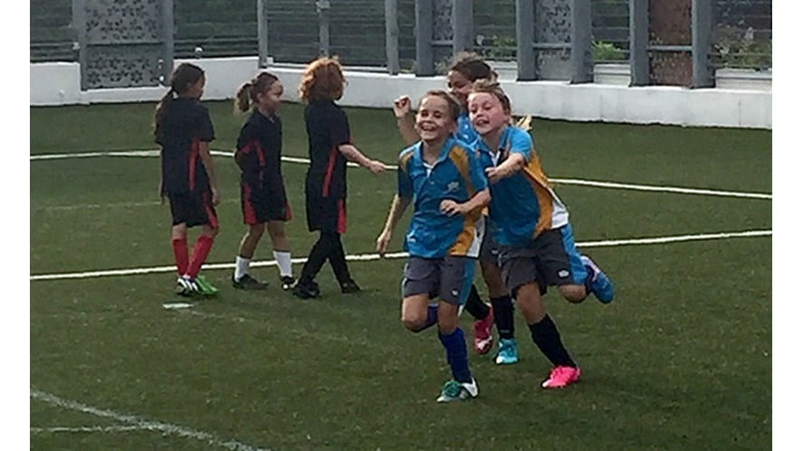 U9GirlsFoot03