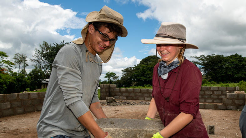 Activités extrascolaires | La Côte International School Aubonne - 07 - Feature Cards Pattern - Expeditions