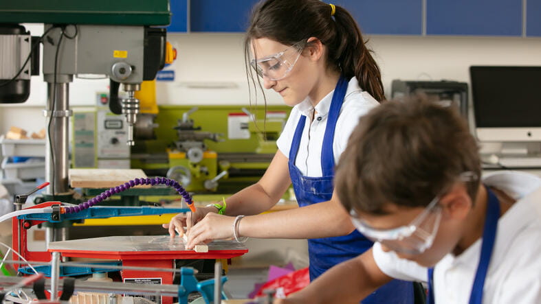 Activités extrascolaires | La Côte International School Aubonne - 04 - Feature Cards Pattern - ECAs