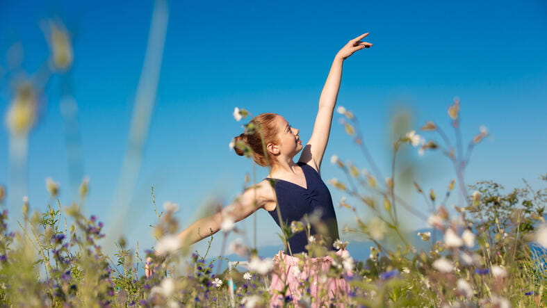 Activités extrascolaires | La Côte International School Aubonne - 04 - Feature Cards Pattern - ECAs