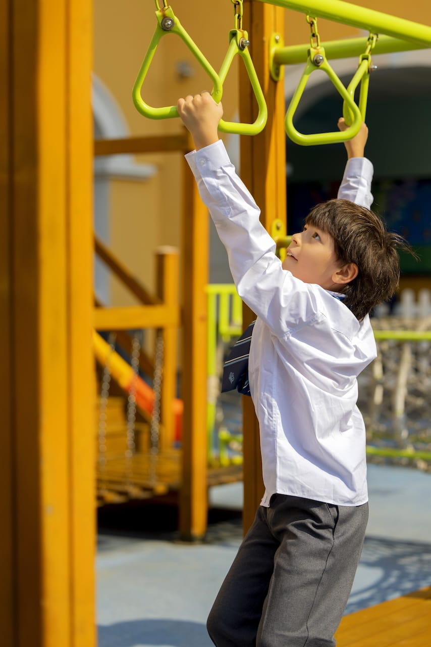 Parent Essentials | Léman International School Chengdu - Feature Cards Pattern