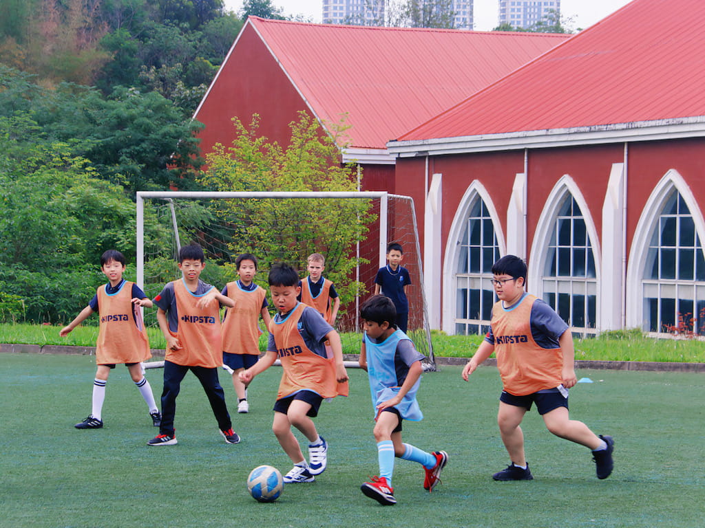 小学高年级足球比赛 - Football Tournament in the Upper Primary School