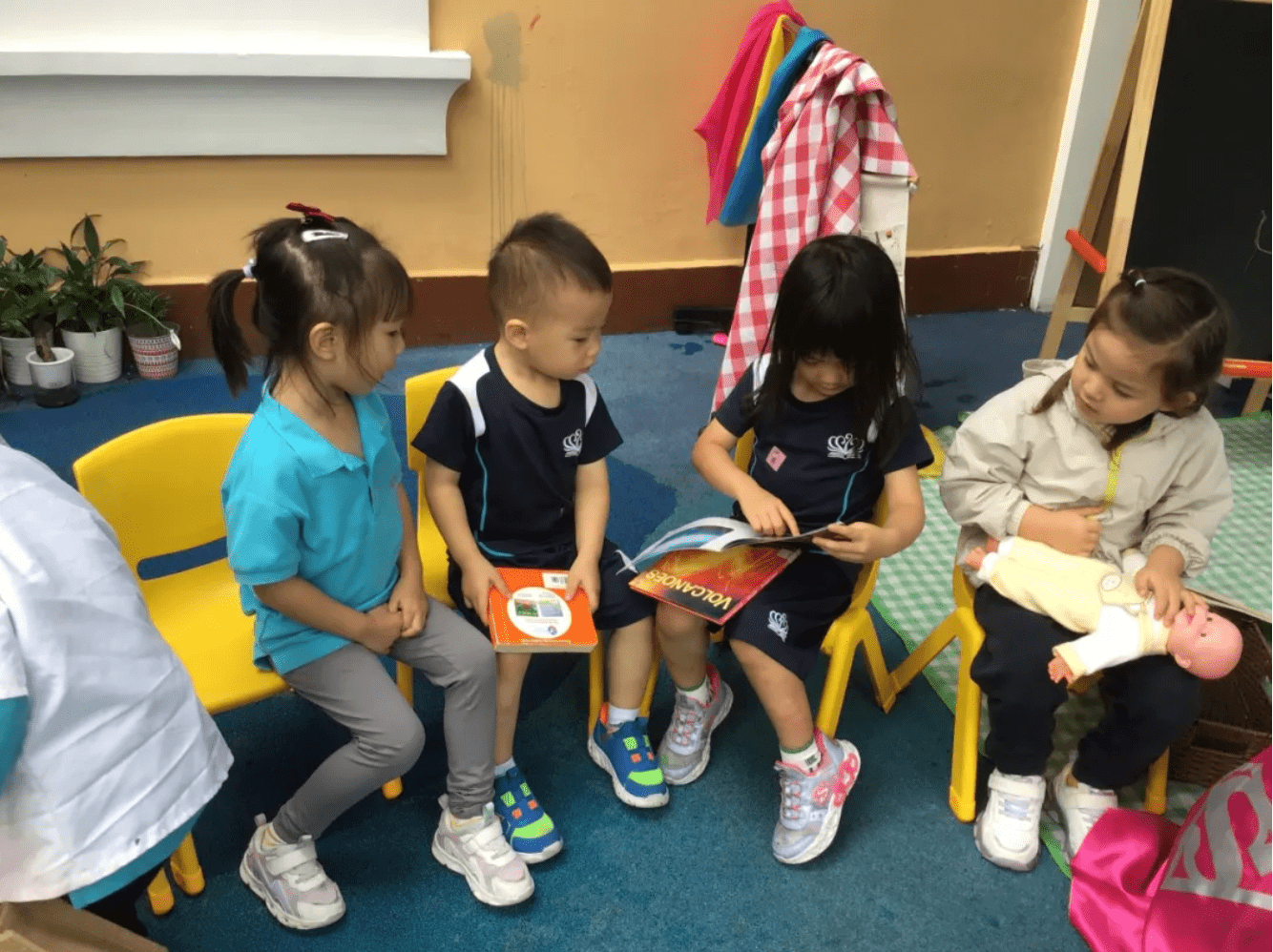 小故事·大想象——婴幼班的阅读启蒙 - Tiny Tales and Big Imaginations Literacy in Pre-Nursery