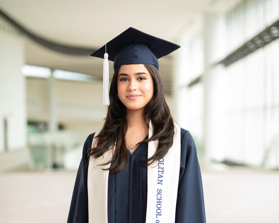 MET_Panama_Feb2023_MET_female grad toga portrait