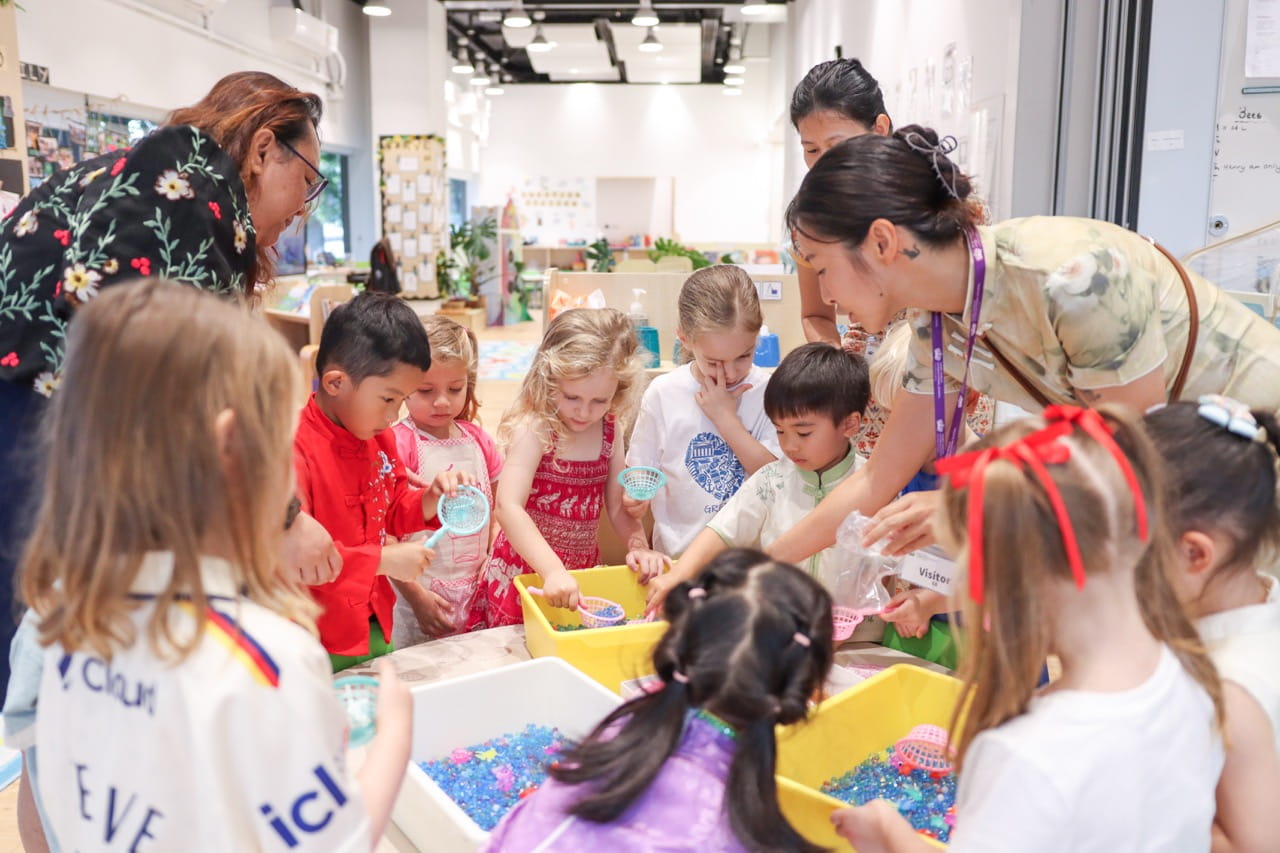 Early Years | Nord Anglia International School Hong Kong - Feature Cards Pattern
