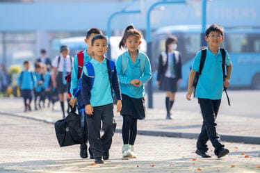nais pudong students arriving at school