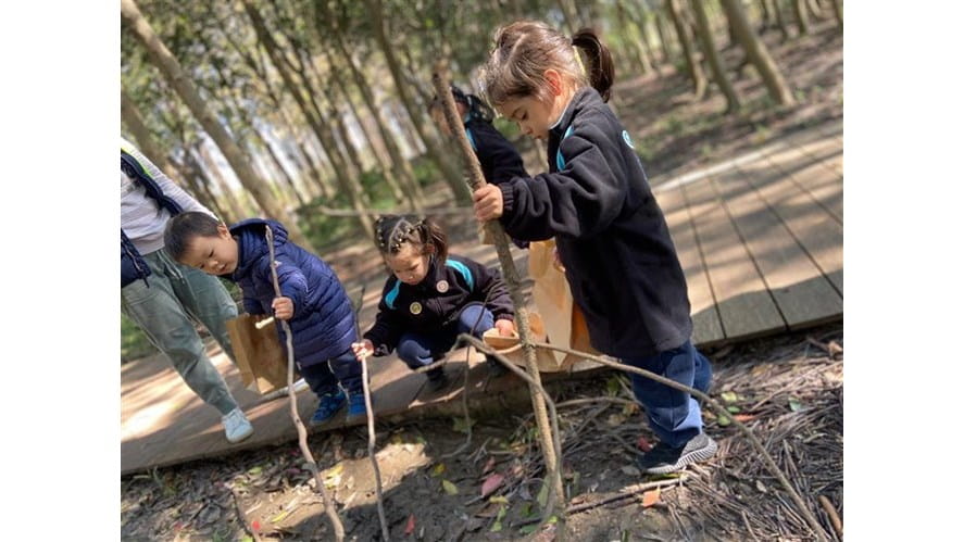 We looked for autumn treasures and listened to the sounds of the forest. - We looked for autumn treasures and listened to the sounds of the forest