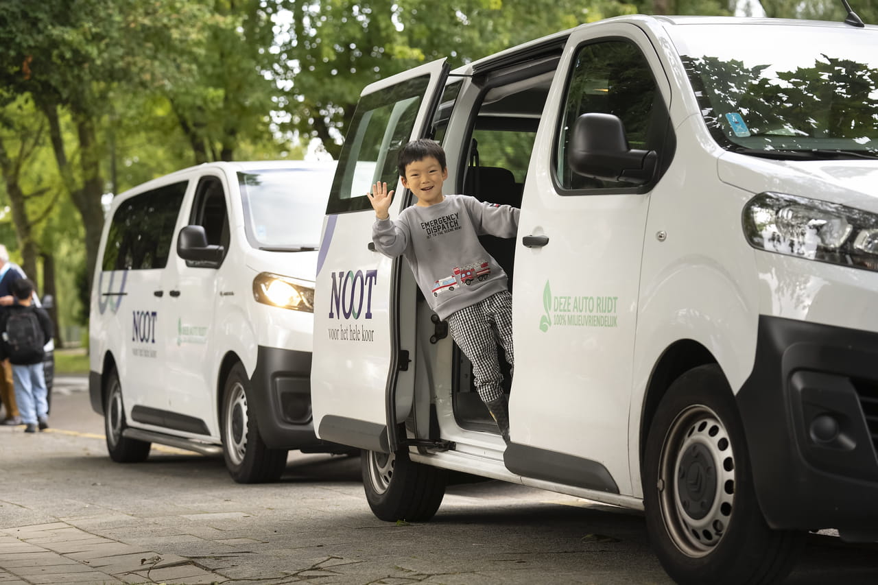 Parent Essentials | NAIS Rotterdam - 05 Feature Cards Pattern