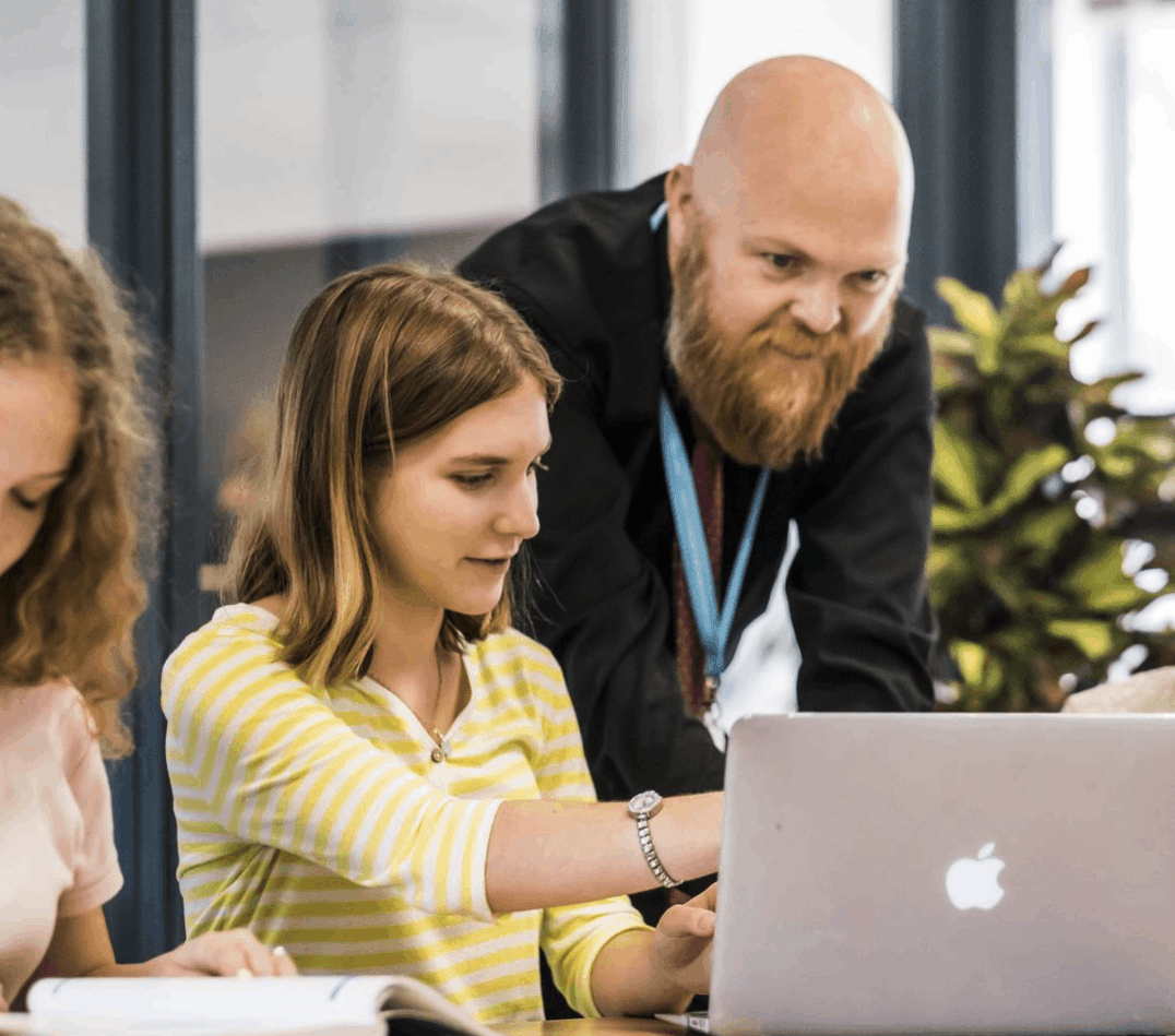 Netherlands International Private Schools | NAIS Rotterdam - Feature Cards Pattern