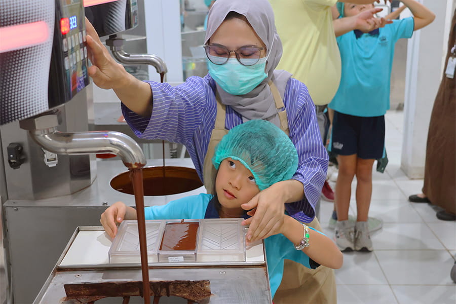 Year Three Chocolate Factory Visit Brings IPC Learning to Life - IPC Learning to Life
